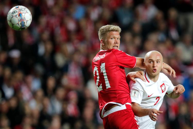 Der var uro foran Parken, da Polen var på besøg for en måned siden. Endvidere var større grupper polske fans blandet med danske tilhængere på lægterne. 
   