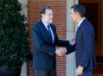 Premierminister Mariano Rajoy (tv) har sagt nej til catalansk selvstyre siden hans parti, De konservative, kom til magten i 2011. Her mødes han med oppositionslederen Pedro Sanchez for at diskutere den catalanske folkeafstemning. 