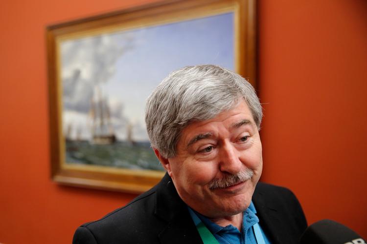 Kulturordfører i Enhedslisten, Søren Søndergaard foreslår, at kunstnere fremover skal have et skattefradrag på de første 100.000 kr., de tjener på salg af egne værker.  
   