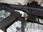 AP har i dag genudsendt dette billede, som viser en »bump stock« ved siden af en 22-kaliber riffel. Ifølge AP var to af gerningsmandens mange våben ombygget med disse »bump stocks«, som gør oprindelige semi-automatiske våben, der kræver, at man trykker på aftrækkeren gentagne gange, til fuld-automatiske våben, som kan skyde igen og igen, uden at man flytter fingeren. 
