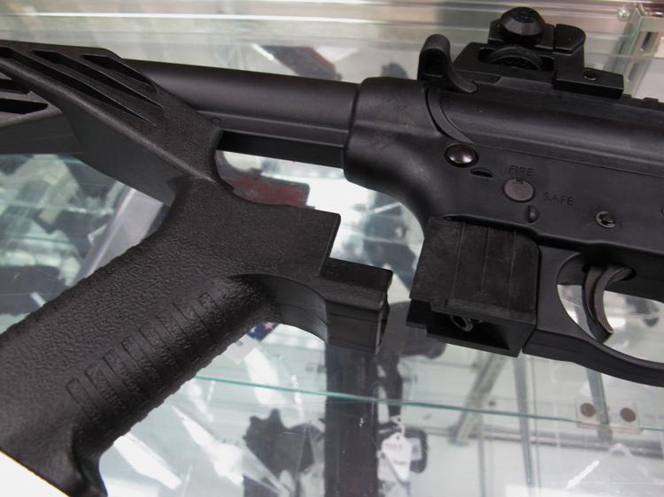 AP har i dag genudsendt dette billede, som viser en »bump stock« ved siden af en 22-kaliber riffel. Ifølge AP var to af gerningsmandens mange våben ombygget med disse »bump stocks«, som gør oprindelige semi-automatiske våben, der kræver, at man trykker på aftrækkeren gentagne gange, til fuld-automatiske våben, som kan skyde igen og igen, uden at man flytter fingeren. 