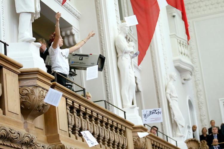 Folketings åbning. Der blev smidt flyveblade ned i Folketingssalen.
   