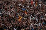 Demonstranter foran det nationale politis hovedkvarter i Barcelona i dag.  