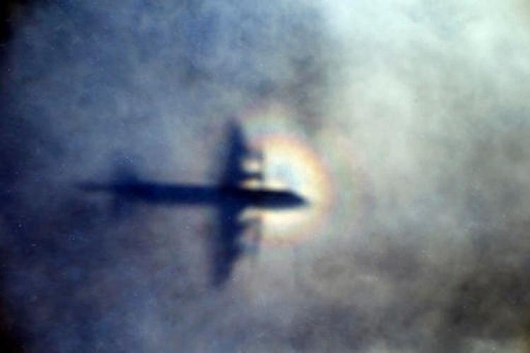 Et fly fra Royal New Zealand Air Force under eftersøgningen af Malaysia Airlines-flyet. Man ved ikke, om det var fejl på flyet eller en bevidst handling, som har ledt til styrtet. Foto: Rob Griffith/AP   