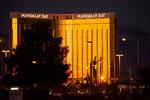 Den opgående sol skinner på Hotel Mandalay Bay i Las Vegas. Hotellet har så mange indgange, at det vil være svært at forhindre, at gæsterne har våben med. 
    