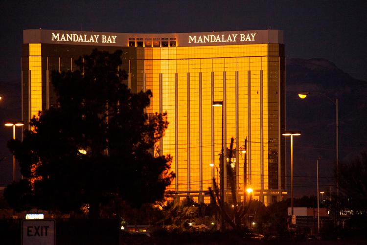Den opgående sol skinner på Hotel Mandalay Bay i Las Vegas. Hotellet har så mange indgange, at det vil være svært at forhindre, at gæsterne har våben med. 
    