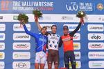 Den franske sejrherre Alexandre Geniez flankeres af landsmanden Thibaut Pinot (t.v.) og italieneren Vincenzo Nibali efter Tre Valli Varesine. 