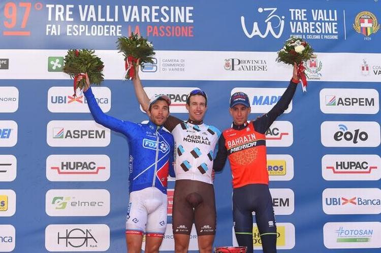 Den franske sejrherre Alexandre Geniez flankeres af landsmanden Thibaut Pinot (t.v.) og italieneren Vincenzo Nibali efter Tre Valli Varesine. 