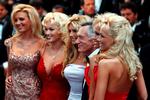 Den nu afdøde Playboy-mogul Hugh Hefner sås ofte med et entourage af blonde kvinder. På forsiden af Playboys novembernummer er det ikke en blond kvinde - men til gengæld for første gang en transkønnet model.  