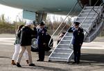 Præsident Trump og hustruen Melania går om bord på Air Force One, da de forlader Puerto Rico.  