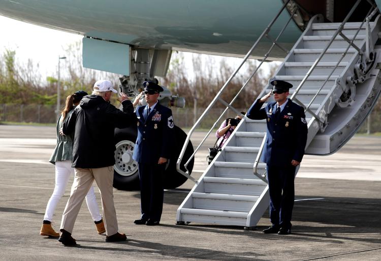 Præsident Trump og hustruen Melania går om bord på Air Force One, da de forlader Puerto Rico.  