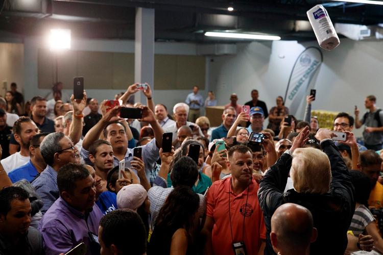 Præsident Donald Trump kaster papirhåndklæder ud til mængden i Calvary Chapel i Guaynabo, Puerto Rico.   