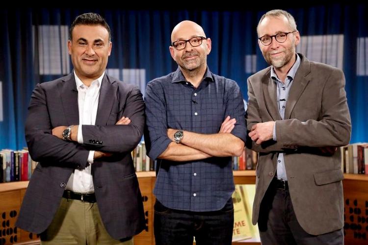 Forfatter Flemming Møldrup (i midten), som mange kender som livsstilsekspert i DR-programmet 'Kender du typen' er vært på DR's nye program 'Vild med bøger'. Til venstre for ham står Naser Khader og til højre Tom Buk-Swienty.  