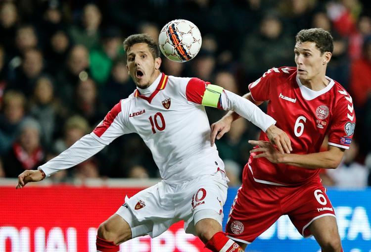 24 mål i 48 landskampe har Stevan Jovetic (tv. i duel med Andreas Christensen) scoret. I Parken lagde han op til Montenegros sejrsmål i 1-0-sejren, og så scorede han i øvrigt mod Danmark i en venskabskamp i Viborg. 