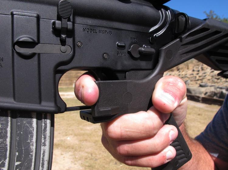En AR-15-riffel med en påmonteret bump stock, der får den kraftige riffel til at fungere som et fuldautomatisk våben. Dimsen betyder, at brugeren ikke behøver at trykke på aftrækkeren for hvert skud, men i praksis blot skal holde den i brug for at få den til at skyde kontinuerligt indtil magasinet er tomt. 