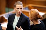 Socialdemokraternes Mette Frederiksen og Udlændinge og integrationsminister Inger Støjberg får sig en snak i Folketingssalen.
   