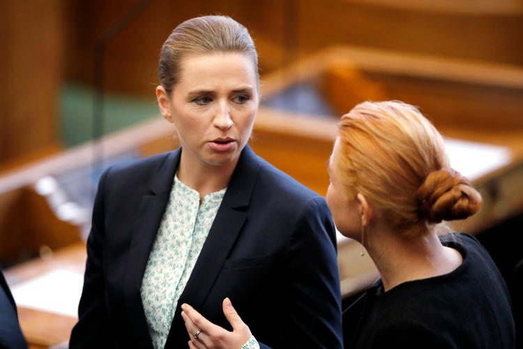 Socialdemokraternes Mette Frederiksen og Udlændinge og integrationsminister Inger Støjberg får sig en snak i Folketingssalen.
   