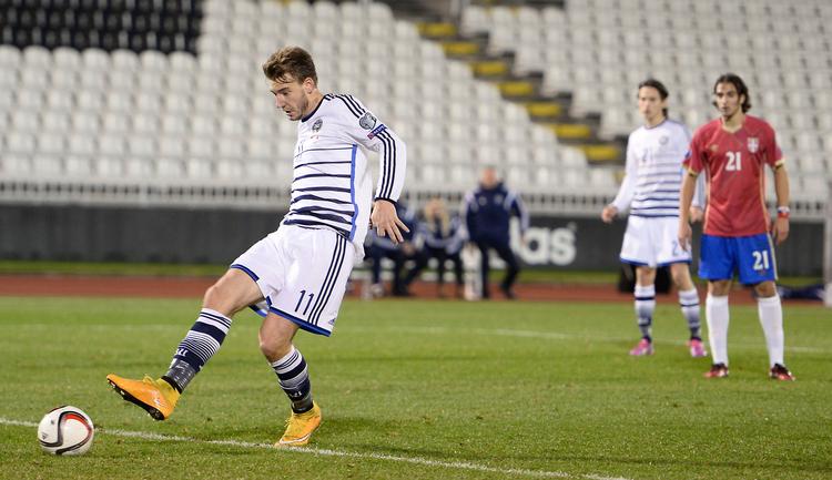 For tre år siden var det for tomme tribuner,    Nicklas Bendtner scorede to gange i en 3-1-sejr over Serbien. 