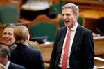 Den første tirsdag i oktober åbnede Folketinget og dermed det politiske år. Torsdag havde partierne så mulighed for årets første folketingsdebat. Her er partiformand Kristian Thulesen Dahl (DF) under en pause.  