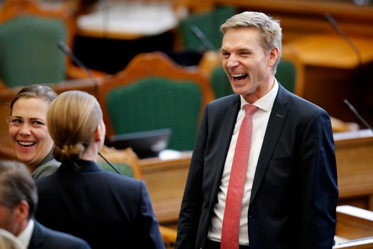 Den første tirsdag i oktober åbnede Folketinget og dermed det politiske år. Torsdag havde partierne så mulighed for årets første folketingsdebat. Her er partiformand Kristian Thulesen Dahl (DF) under en pause.  