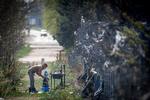 En flygtning vasker hænder på grænsen mellem Serbien og Ungarn, der er strengt bevogtet af det ungarnske grænsepoliti. (arkivfoto) 