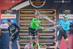 Hyldestseancen efter Milano-Torino udviklede sig til et gevaldigt champoagneopgør mellem vinderen Rigoberto Uran, Adam Yates (t.v.) og Fabio Aru. Foto: LaPresse-Ferrari/Alkpozzi. 