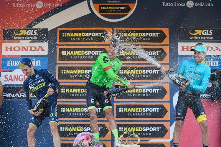 Hyldestseancen efter Milano-Torino udviklede sig til et gevaldigt champoagneopgør mellem vinderen Rigoberto Uran, Adam Yates (t.v.) og Fabio Aru. Foto: LaPresse-Ferrari/Alkpozzi. 