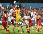 Der bliver til tider gået hårdt ind i nærkampene - også efter dødboldsituationer under kampen i Montenegro.
   