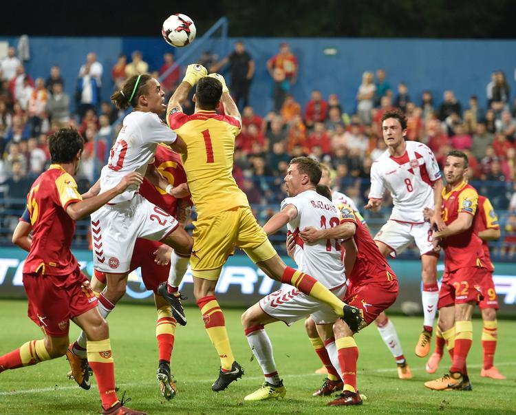 Der bliver til tider gået hårdt ind i nærkampene - også efter dødboldsituationer under kampen i Montenegro.
   