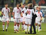 Banens bedste får et kram af landstræner Åge Hareide. Og det fortjente Christian Eriksen, der var manden bag sejrsmålet i Montenegro. 