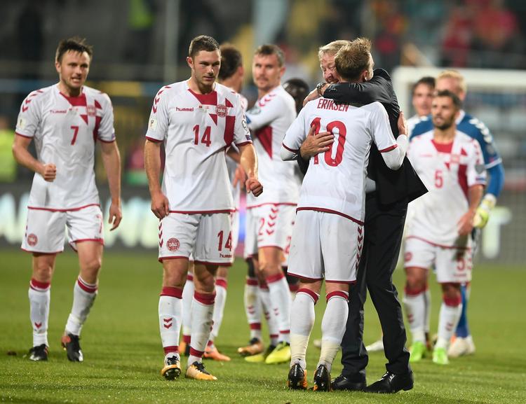 Banens bedste får et kram af landstræner Åge Hareide. Og det fortjente Christian Eriksen, der var manden bag sejrsmålet i Montenegro. 