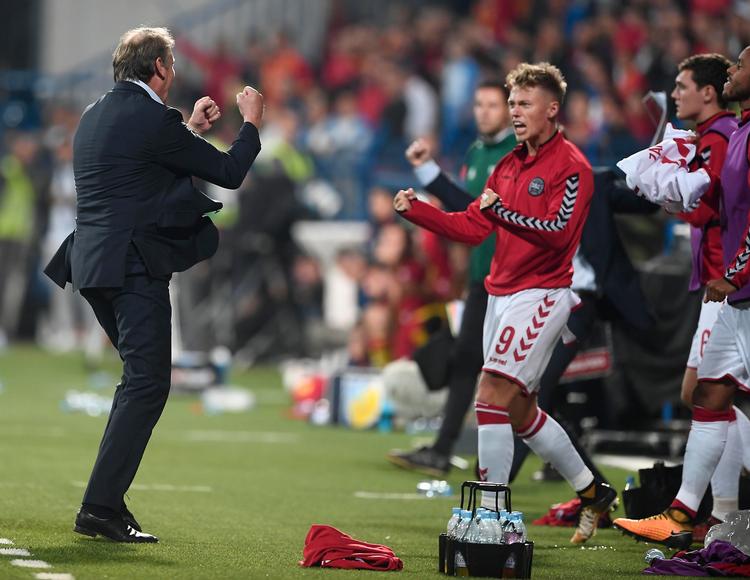 Åge Hareide (tv.) deler sejrsglæden med Viktor Fischer (th.).  Danmarks landstræner har også regnet på både toerstillingen og verdensranglisten. 