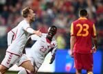 Christian Eriksen jubler efter at have scoret Danmarks vindermål mod Montenegro, og evigt glade Pione Sisto fester med - de to var blandt de bedste danskere. 