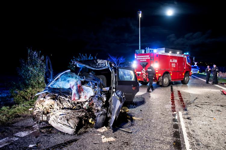 Bilen blev totalt smadret ved sammenstødet med lastbilen.  