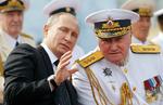 Vladimir Putin i samtale med den øverstkommanderende for Ruslands flåde, Vladimir Korolev. Det er russernes optrapning i Østersøen, som nu får danske politikere og generaler til at tale om en øget dansk oprustning.  