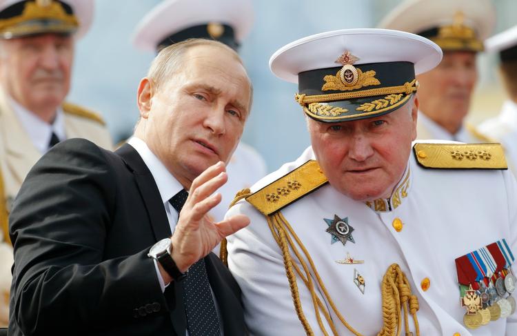 Vladimir Putin i samtale med den øverstkommanderende for Ruslands flåde, Vladimir Korolev. Det er russernes optrapning i Østersøen, som nu får danske politikere og generaler til at tale om en øget dansk oprustning.  