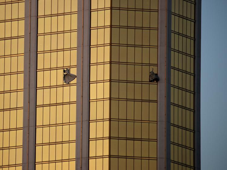 Det var fra 32. etage på The Mandalay Bay Resort and Casinom, at den 64-årige Stephen Paddock skød 58 mennesker og dræbte over 500 andre.  