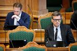Venstres Marcus Knuth og Jan E. Jørgensen har sidder nær hinanden i Folketingssalen, men på udlændingeområdet er de langt fra hinanden.
   Jens Dresling/POLFOTO