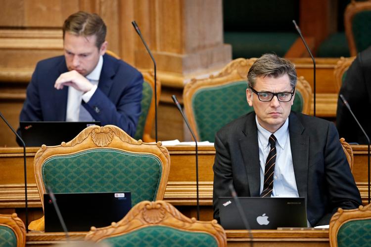 Venstres Marcus Knuth og Jan E. Jørgensen har sidder nær hinanden i Folketingssalen, men på udlændingeområdet er de langt fra hinanden.
   Jens Dresling/POLFOTO
