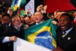  Carlos Arthur Nuzman jublende med det brasilianske flag under OL-sessionen i København for otte år siden. Han er flankeret af ekspræsident Luiz Inacio Lula da Silva (tv.), som er idømt 9 års fængsel for korruption i hjemlandet, men er på fri fod så længe appelsagen ikke er afgjort. Pelé var også glad den dag.  