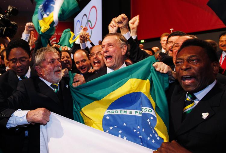  Carlos Arthur Nuzman jublende med det brasilianske flag under OL-sessionen i København for otte år siden. Han er flankeret af ekspræsident Luiz Inacio Lula da Silva (tv.), som er idømt 9 års fængsel for korruption i hjemlandet, men er på fri fod så længe appelsagen ikke er afgjort. Pelé var også glad den dag.  