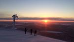 Anderledes. Det er både meget smukt, meget koldt og meget mørkt på pisterne i Finland, hvor du kan få fremragende skiløb.  