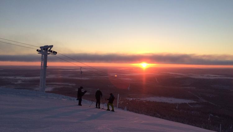Anderledes. Det er både meget smukt, meget koldt og meget mørkt på pisterne i Finland, hvor du kan få fremragende skiløb.  