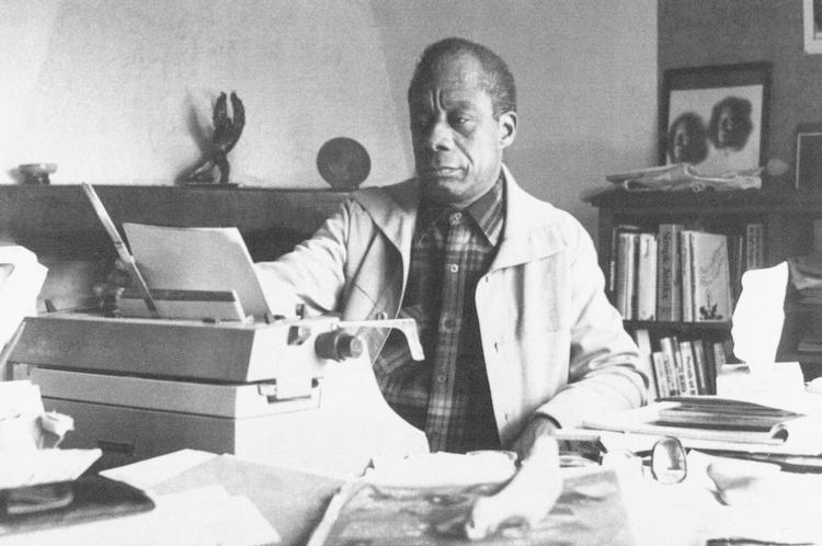 James Baldwin var som homoseksuel en minoritet i den sorte minoritet, og ikke mindst FBI interesserede sig indgående for den unge forfatters samfundsundergravende sexliv.  