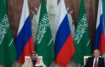 Putin bliver i disse dage opvartet af Saudi-Arabiens kong Salman bin Abdulaziz al-Saud. Det er første gang, en saudisk konge besøger Moskva, siden kongedømmet blev oprettet for 85 år siden. 