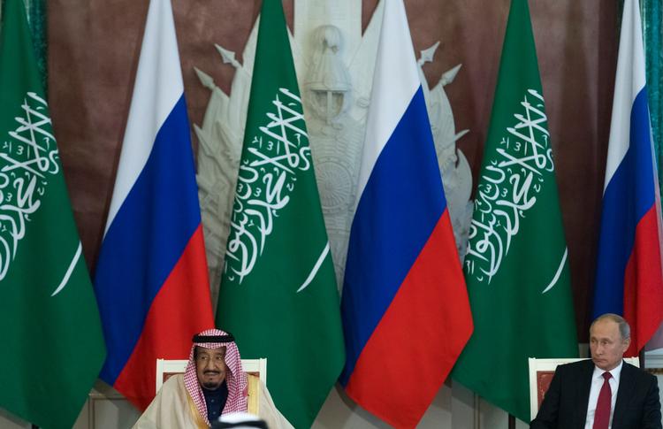 Putin bliver i disse dage opvartet af Saudi-Arabiens kong Salman bin Abdulaziz al-Saud. Det er første gang, en saudisk konge besøger Moskva, siden kongedømmet blev oprettet for 85 år siden. 