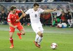 Joe Allen og Valeri Kazaishvili i en duel i VM-kampen i Tbilisi. 