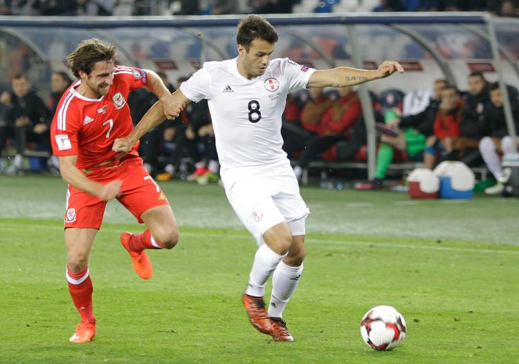 Joe Allen og Valeri Kazaishvili i en duel i VM-kampen i Tbilisi. 