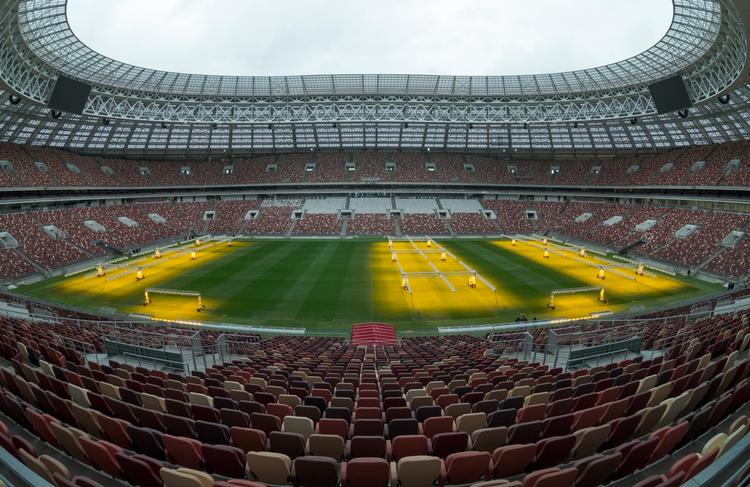 Luzhniki Stadium skal danne rammen om syv kampe til VM-slutrunden i 2018, blandt andre Ruslands åbningskamp, den ene semifinale og finalen 15. juli.
    Pitch being artificially lit at the Luzhniki stadium in Moscow, Russia, on Thursday, Oct. 5, 2017 during a tour of the Russian stadiums which will host matches of the World Cup 2018. (AP Photo/Ivan Sekretarev)
   