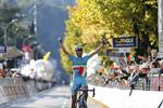Sådan tog det sig ud, da Vincenzo Nibali for to år siden jublende krydsede målstregen i Como som vinder af Il Lombardia. Foto: Ansa. 